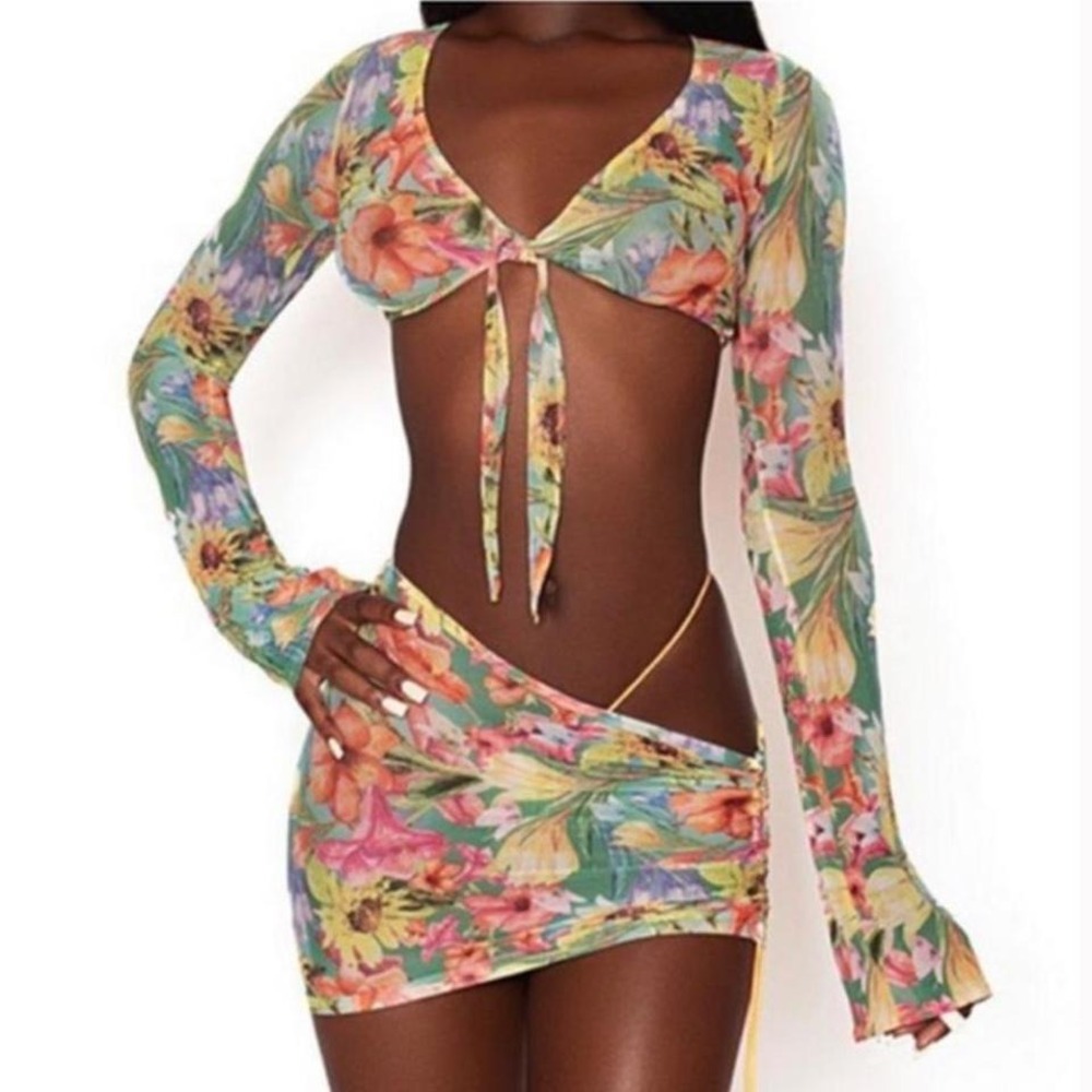 The VVS‎ multicolored floral long sleeve top with tie front Size Small